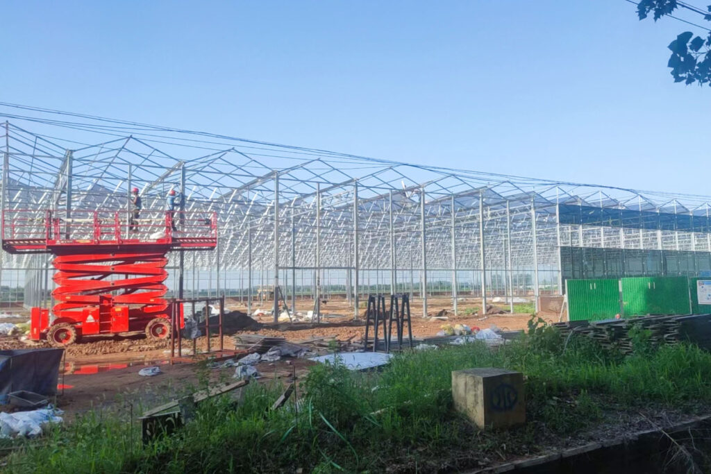 Using greenhouse lifting platform to install dissused reflection glass