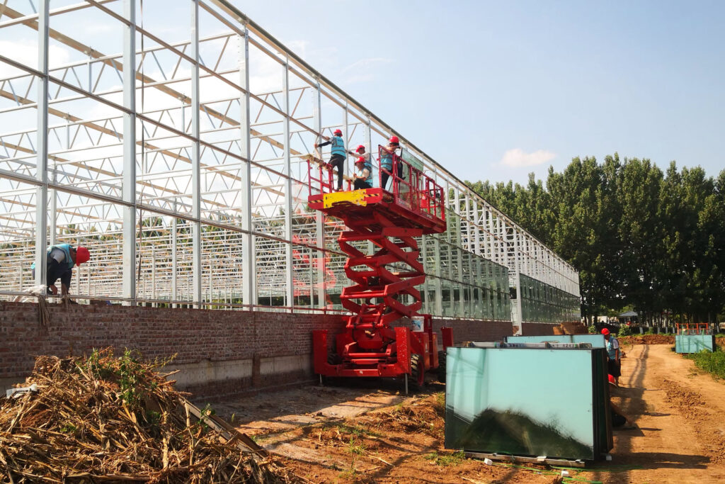 Using greenhouse lifting platform to install greenhouse float glass